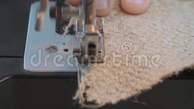 在缝纫机上用缝纫布缝制`人的手缝。 用缝纫机修理织物。 4k视频